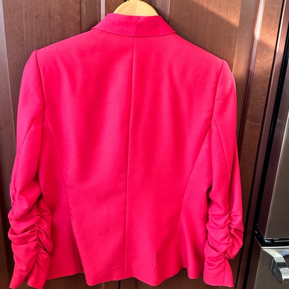 Beautiful TAHARI jacket with unique sleeves and light lining.$47 size Medium - Picture 2 of 4